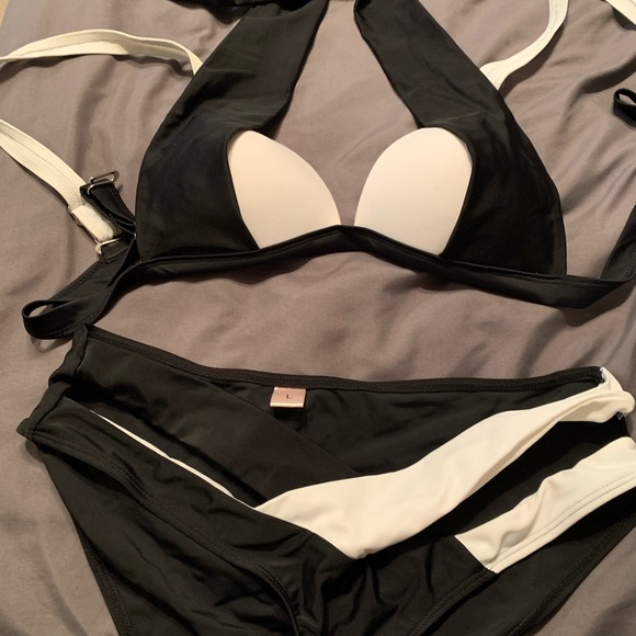 Bikini - Picture 2 of 2